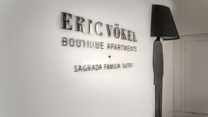 Seinässä on teksti: ”ERIC VÖKEL BOUTIQUE APARTMENTS” ja ”SAGRADA FAMILIA SUITES”.
