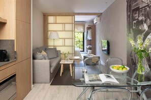 42-inch flat-screen TV with satellite channels, TV - Eric Vökel Boutique Apartments - Sagrada Familia Suites (Barcelona)