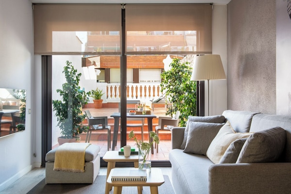 Een 42-inch flatscreentelevisie met satellietzenders en televisie