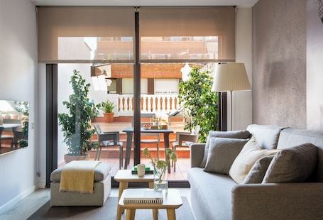 42-inch flat-screen TV with satellite channels, TV. Eric Vökel Boutique Apartments - Sagrada Familia Suites