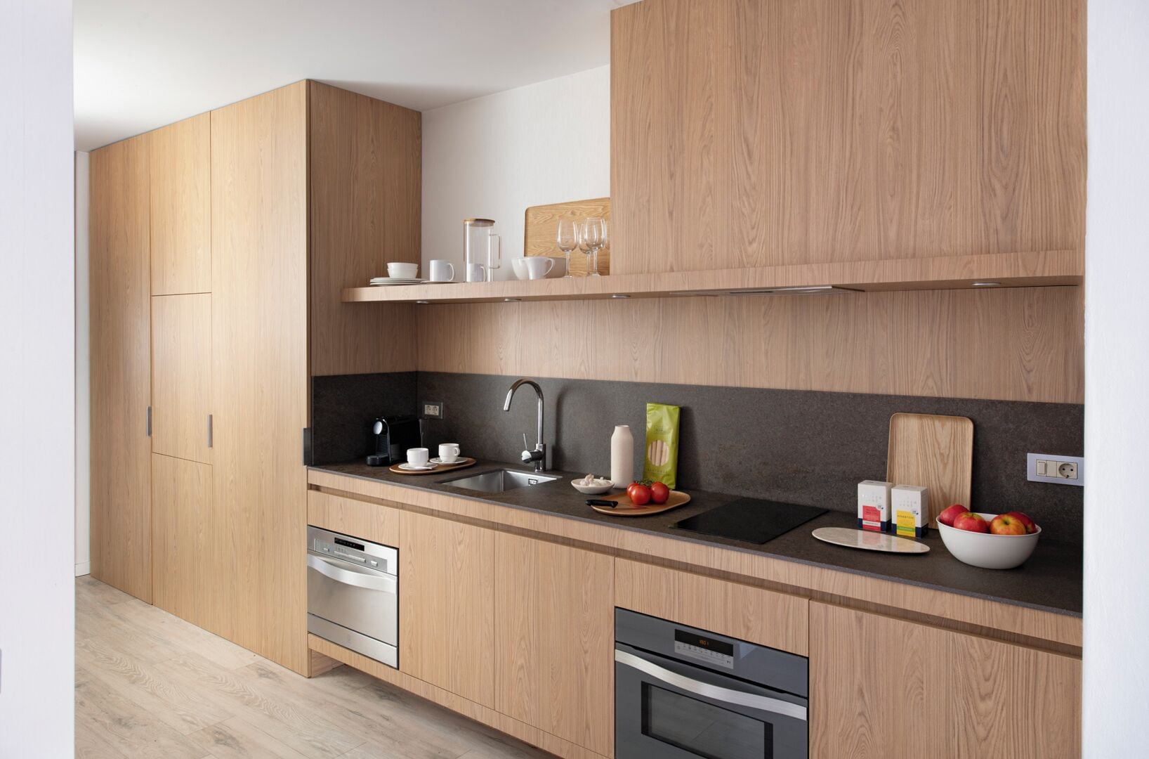 Een koelkast, een magnetron, een kookplaat, een vaatwasser