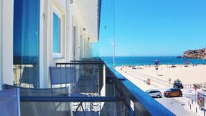 A balcony with a view of a beach and the sea. - Hotel Mar Bravo (Nazaré)