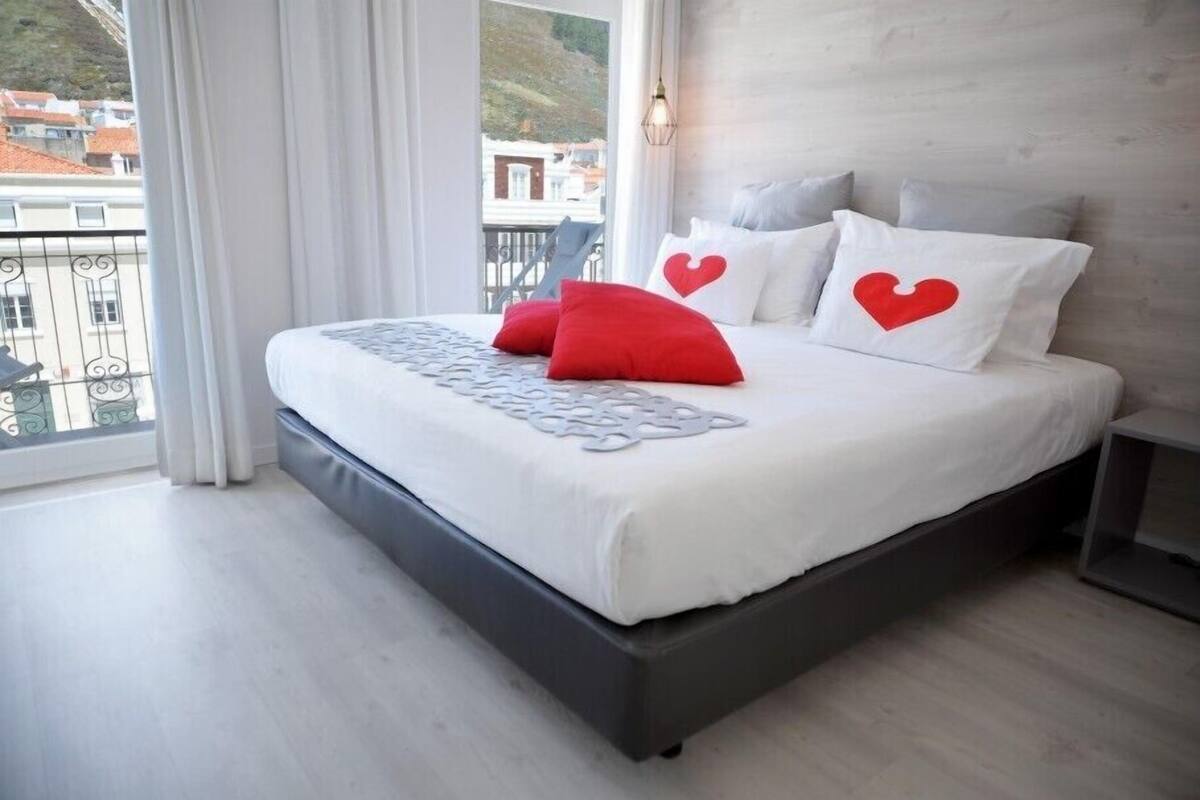 Double or Twin Room, Partial Sea View | In-room safe, soundproofing, rollaway beds (surcharge), WiFi (free)