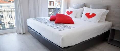 Double or Twin Room, Partial Sea View | In-room safe, soundproofing, rollaway beds, free WiFi