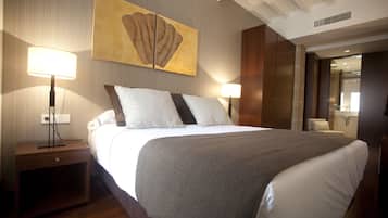 Eenvoudige kamer, 1 tweepersoonsbed | Een minibar, een kluis op de kamer, een strijkplank/strijkijzer