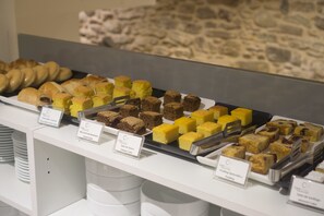 Päivittäinen mannermainen aamiainen maksusta
