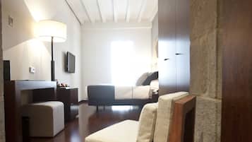 Minibar, caja fuerte, tabla de planchar con plancha y wifi gratis