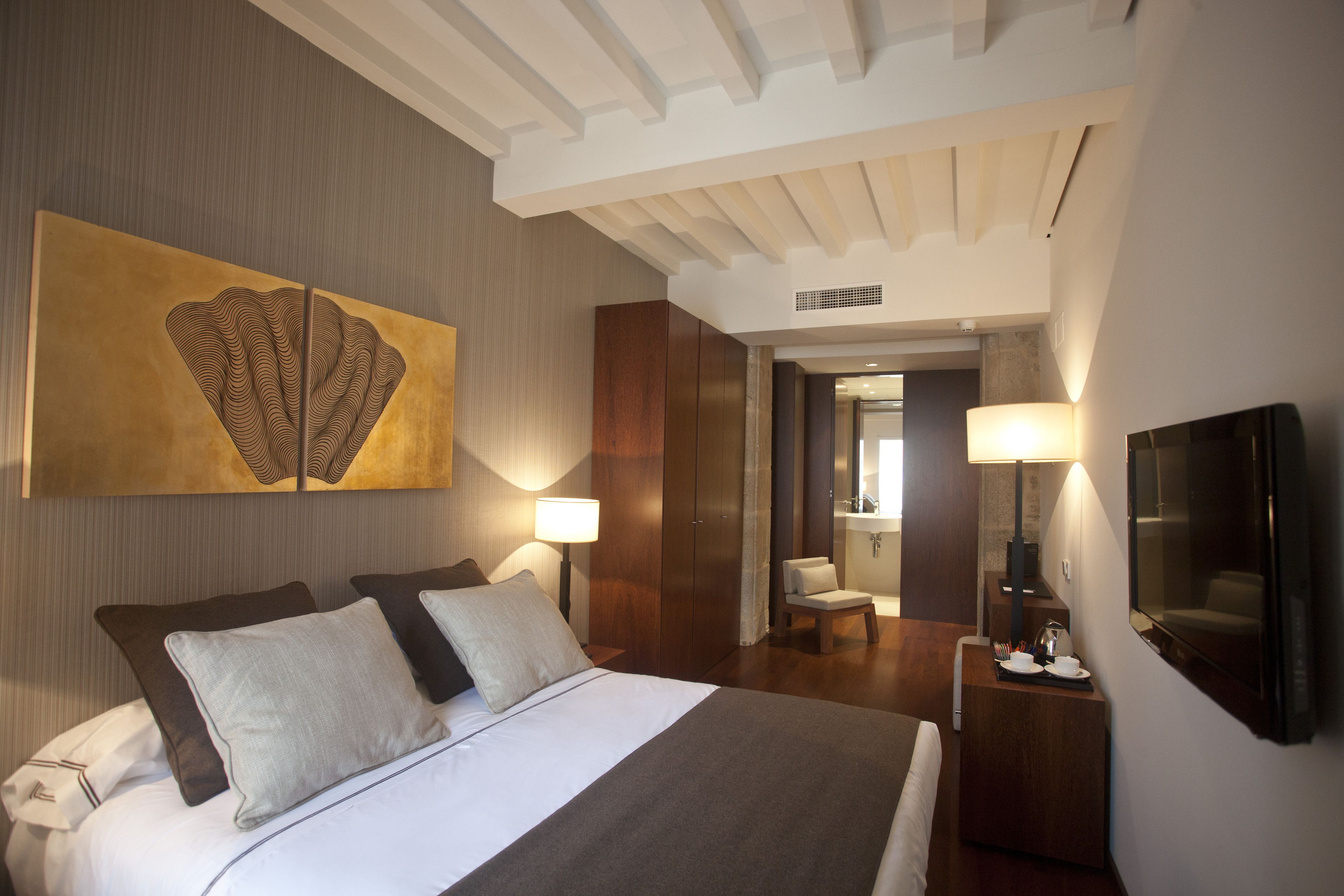 迷你吧、客房内保险箱、熨斗/熨板、免费 WiFi