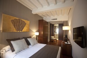 Minibar, in-room safe, iron/ironing board, free WiFi - Hotel Carrís Casa de la Troya (Santiago de Compostela)