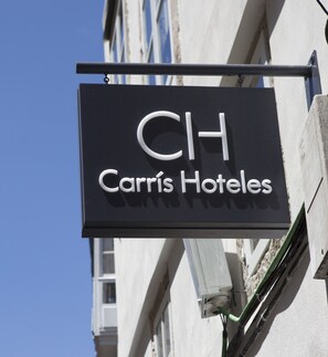 A black sign with white lettering for Carris Hotels. - Hotel Carrís Casa de la Troya (Santiago de Compostela)