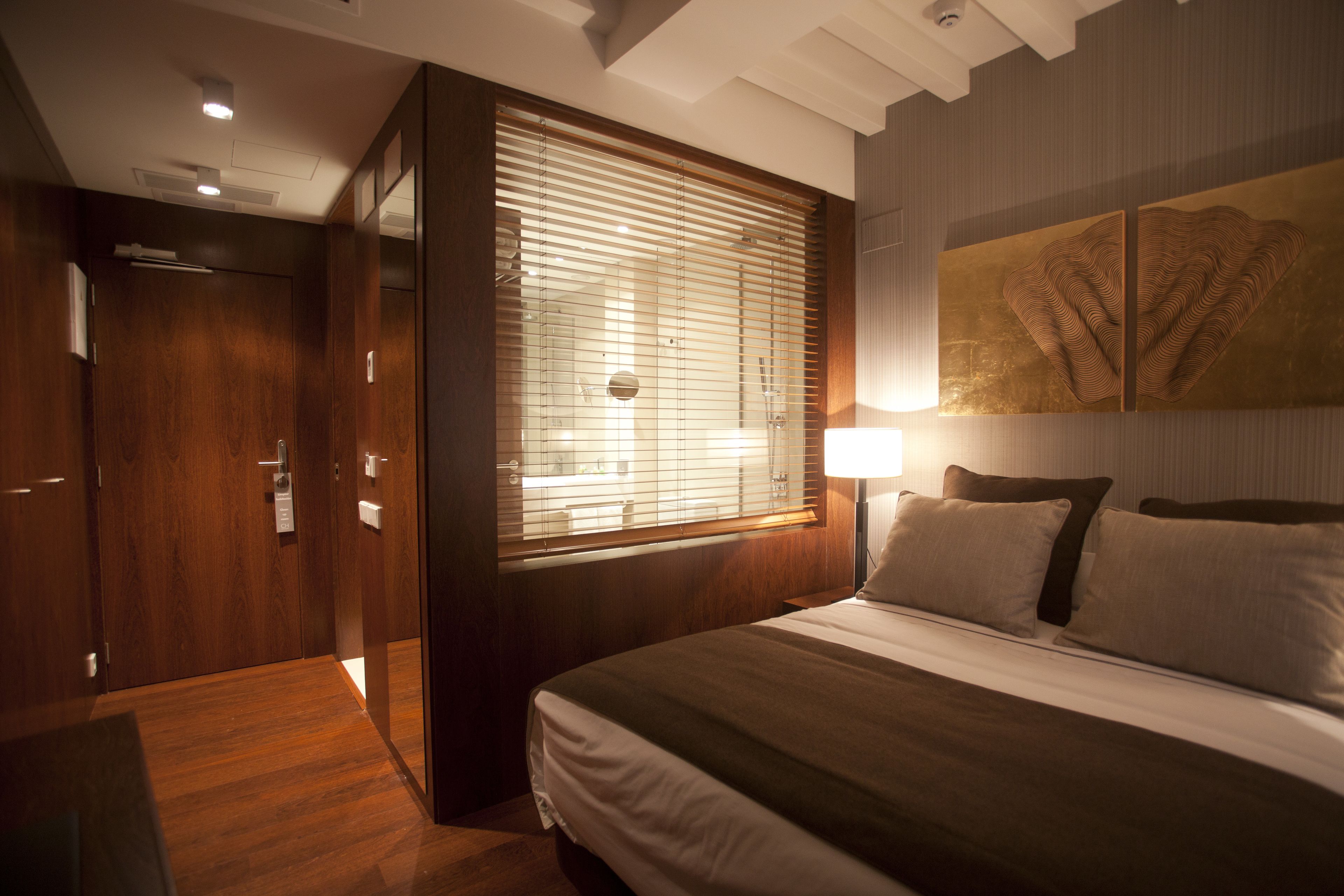 basic room, 1 double bed | minibar, in-room safe, iron/ironing board, free wifi