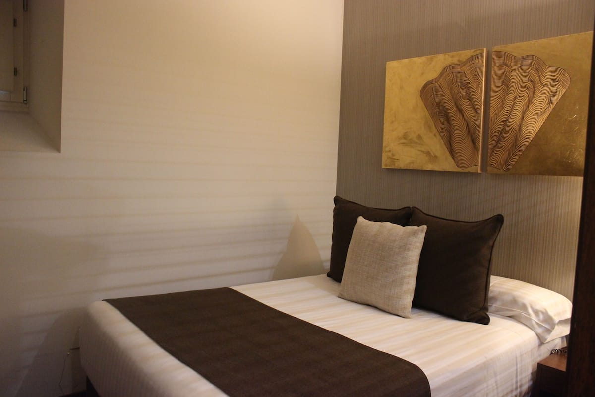 Basic Single Room, 1 Single Bed | Minibar, in-room safe, iron/ironing board, free WiFi
