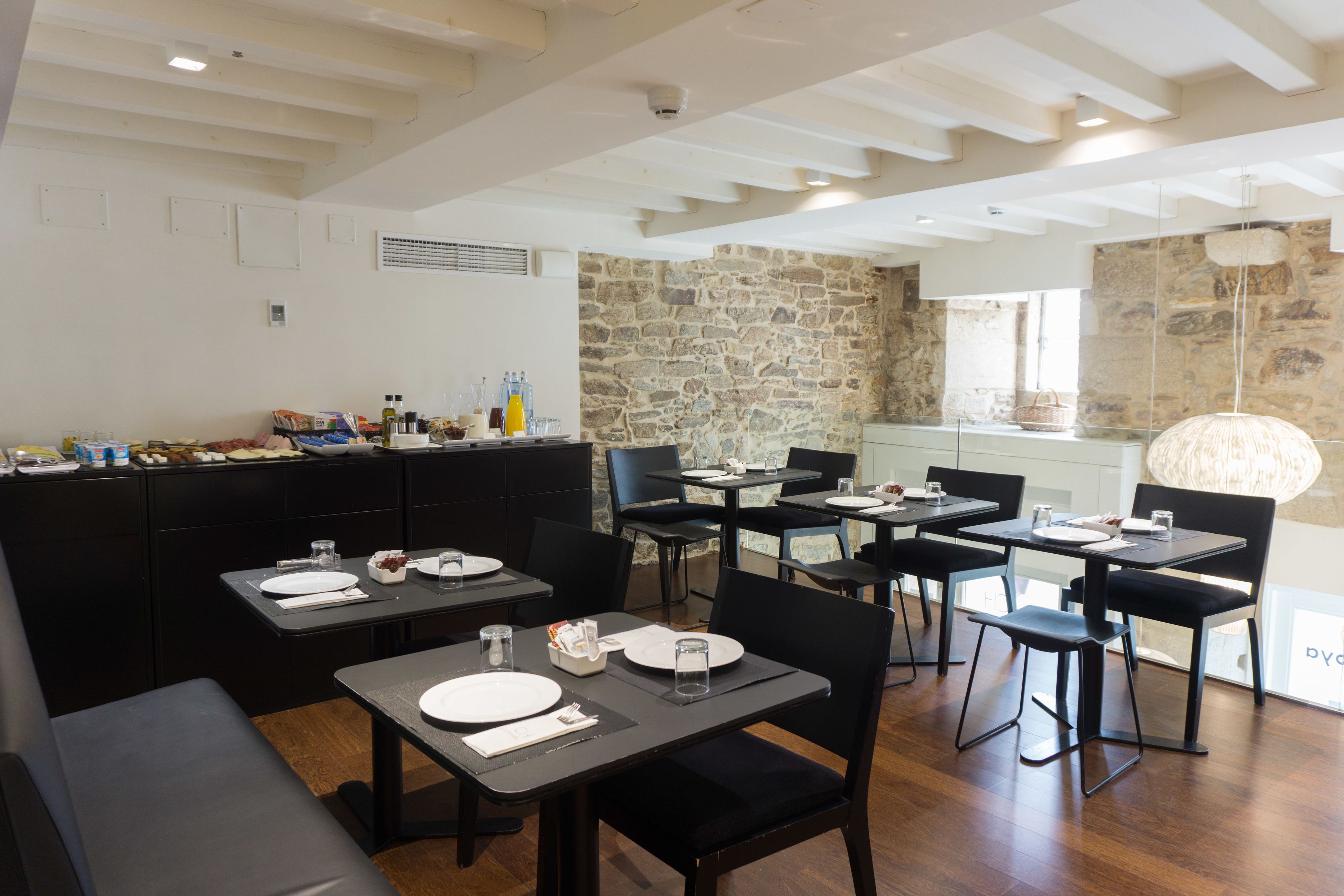 Dagelijks continentaal ontbijt (EUR 12 per persoon)