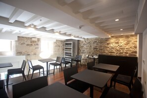 Daily continental breakfast (EUR 12 per person) - Hotel Carrís Casa de la Troya (Santiago de Compostela)