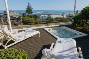 Outdoor spa tub - BlaauwVillage Boutique Guest House (Cape Town)