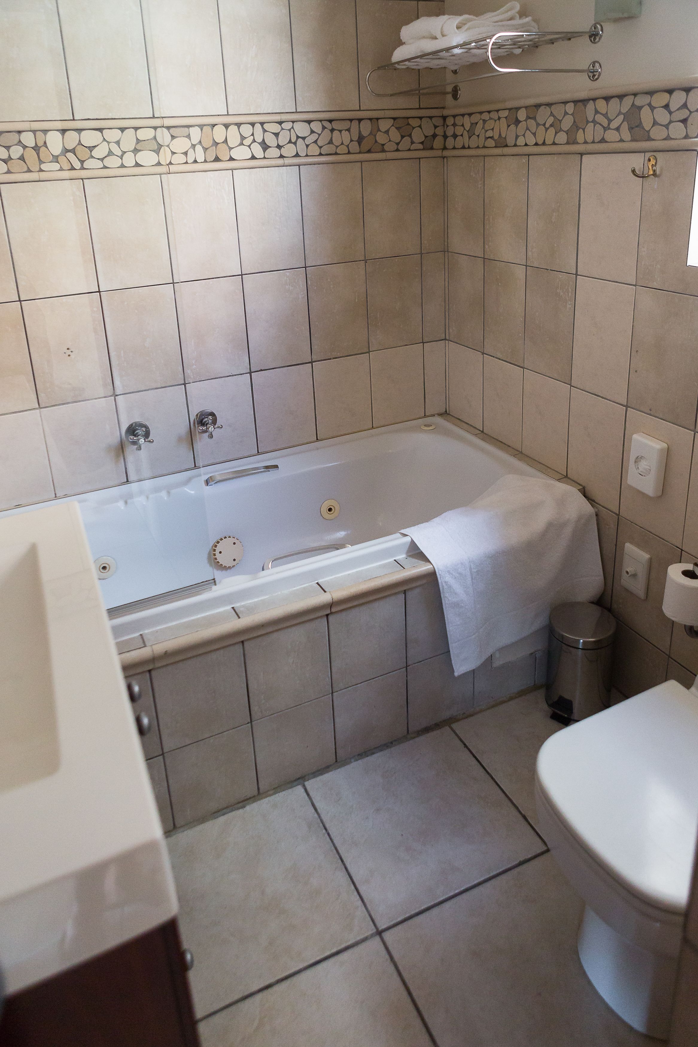Un baño con bañera, inodoro y lavamanos.