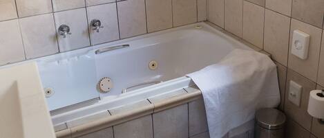 Un baño con bañera, inodoro y lavamanos.