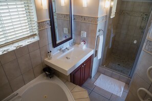 Comfort-Zimmer | Badezimmer | Kostenlose Toilettenartikel, Haartrockner, Handtücher