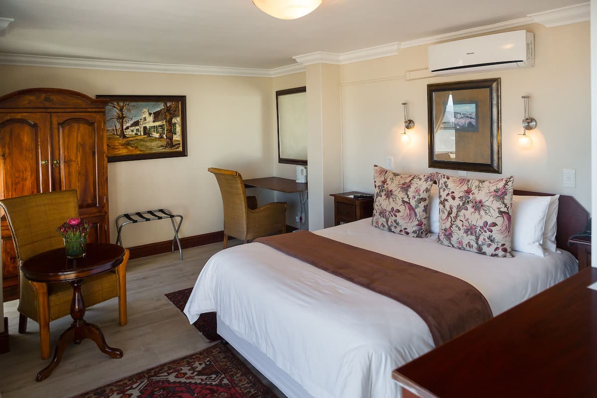 Sea Facing Garden Room 10 | Minibar, una cassaforte in camera, ferro/asse da stiro, Wi-Fi gratuito
