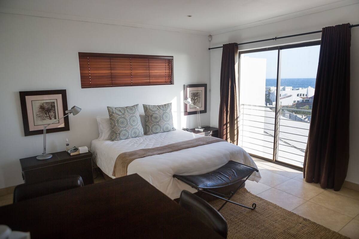 Superior Sea View Unit Room 11 | มินิบาร์, ตู้นิรภัยในห้องพัก, เตารีด/โต๊ะรีดผ้า, Wi-Fi ฟรี
