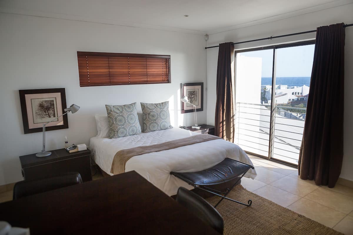 Superior Sea View Unit Room 11 | Minibar, una cassaforte in camera, ferro/asse da stiro, Wi-Fi gratuito
