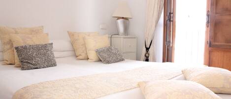 Habitación doble | Colchones Select Comfort, caja fuerte, tabla de planchar con plancha