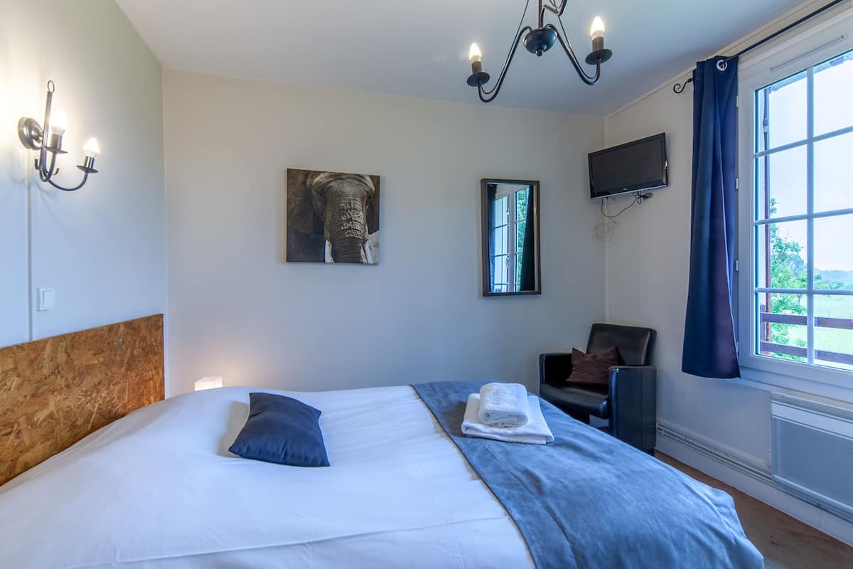 Desk, cribs (free), rollaway beds (surcharge), WiFi (free)