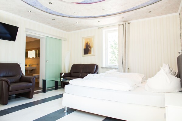 Comfort Suite, 2 Bedrooms, Private Bathroom, Annex Building, 400m from main building