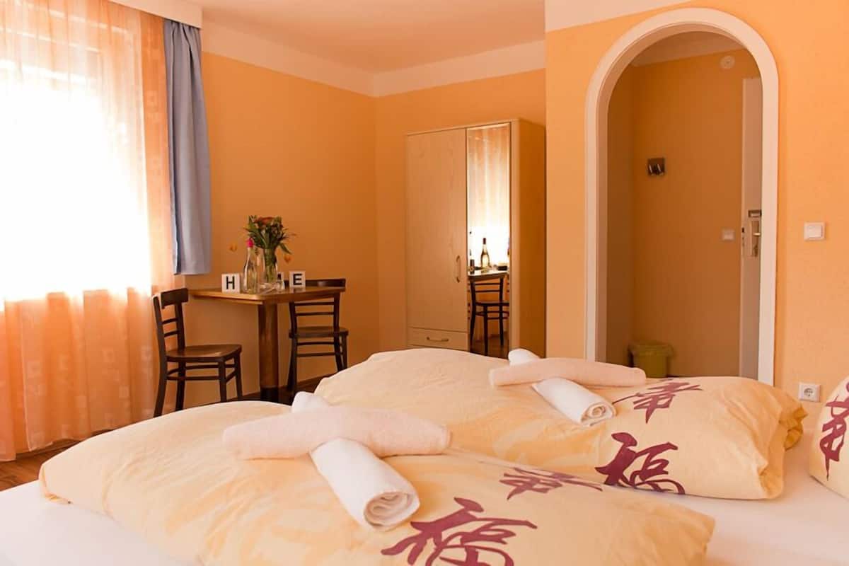 Comfort tweepersoonskamer, 1 queensize bed, privébadkamer | Luxe beddengoed, gratis wifi, beddengoed