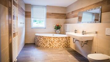 Comfort Suite, 2 Bedrooms, Private Bathroom, Annex Building, 400m from main building | Bathroom | Rainfall showerhead, towels