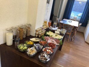 Petit déjeuner buffet servi tous les jours en supplément