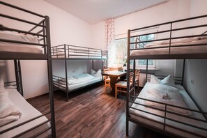 Basic-rum - flera sÀngar - privat badrum | SÀngtillbehör av högsta kvalitet, gratis wi-fi och sÀngklÀder
