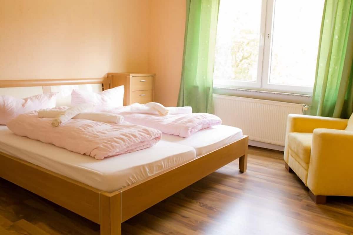 Eenvoudige eenpersoonskamer, privébadkamer | Luxe beddengoed, gratis wifi, beddengoed