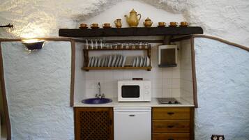 Estudio | Cocina básica privada | Frigorífico, microondas, placa de cocina y utensilios de cocina
