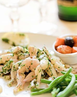 Déjeuner et dîner servis sur place, spécialités Cuisine française