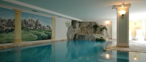 Una piscina cubierta