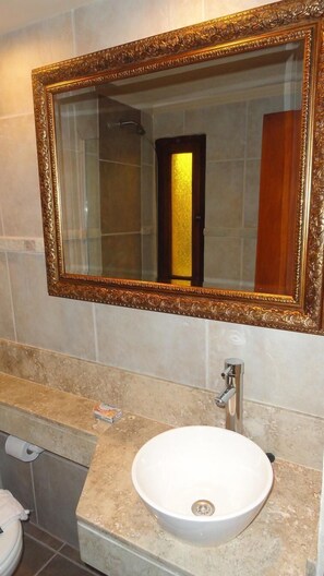 Bathroom | Rainfall showerhead, hair dryer, towels, toilet paper - Le Bouquet Apart Hotel (Bariloche)