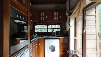 Private kitchen | Coffee/tea maker, cookware/dishes/utensils