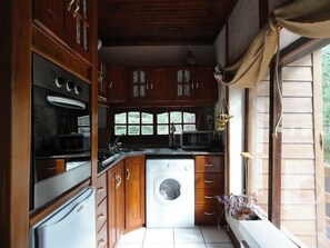 Private kitchen | Coffee/tea maker, stovetop, toaster, cookware/dishes/utensils - Le Bouquet Apart Hotel (Bariloche)