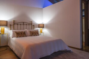 Basic Double Room | Internet, bed sheets - Casa Perfeuto María (Outes)