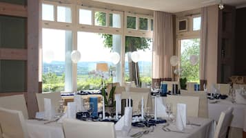 Lunch, dinner served; local cuisine, alfresco dining