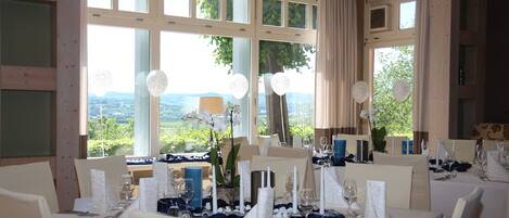 Lunch, dinner served; local cuisine, alfresco dining