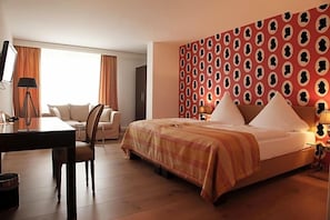A hotel room with a bed, a desk, a chair, and a sofa. - Altes Zollhaus (Rinteln)