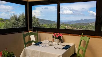 Breakfast, lunch, dinner served; Mediterranean cuisine