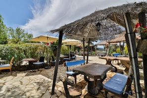 Phục vụ bữa sáng, bữa trưa, bữa tối, món ăn kiểu Địa Trung Hải 