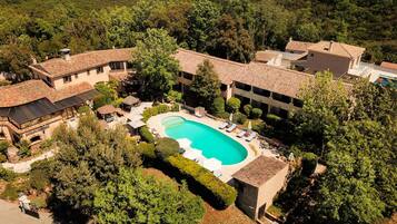 Una piscina al aire libre (de 09:00 a 19:00), tumbonas
