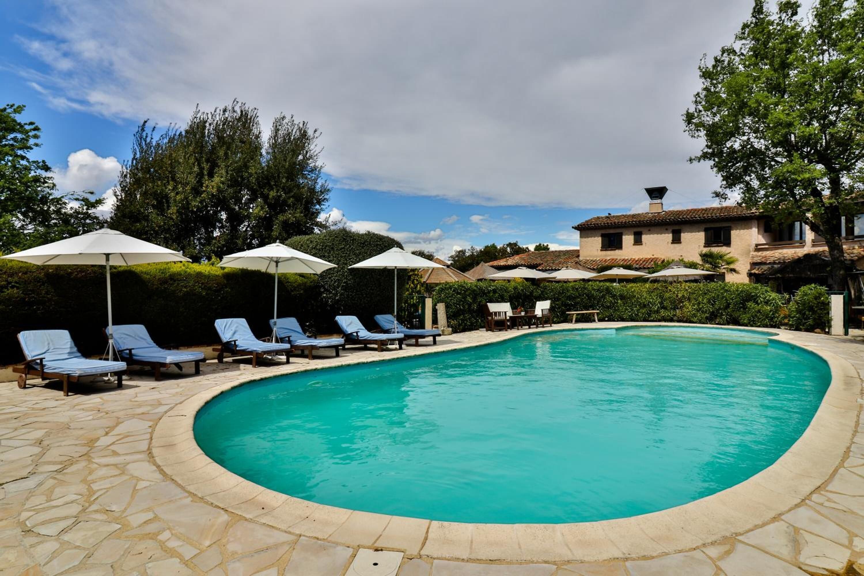 outdoor pool, open 9:00 am to 7:00 pm, pool loungers