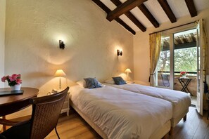 Két bảo mật tại phòng, bàn, màn/rèm cản sáng, bàn ủi/dụng cụ ủi quần áo 