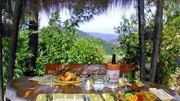 Breakfast, lunch, dinner served; Mediterranean cuisine