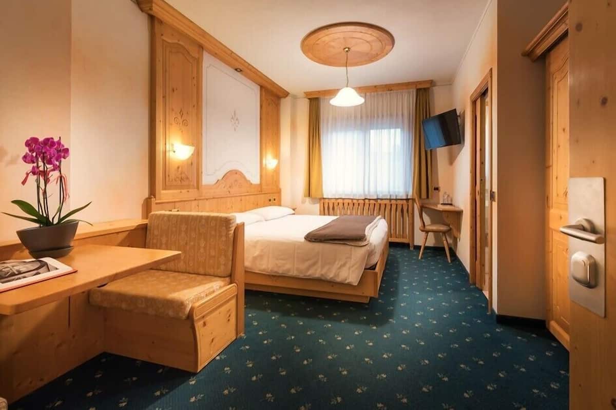 1 slaapkamer, een kluis op de kamer, een bureau, geluiddichte muren